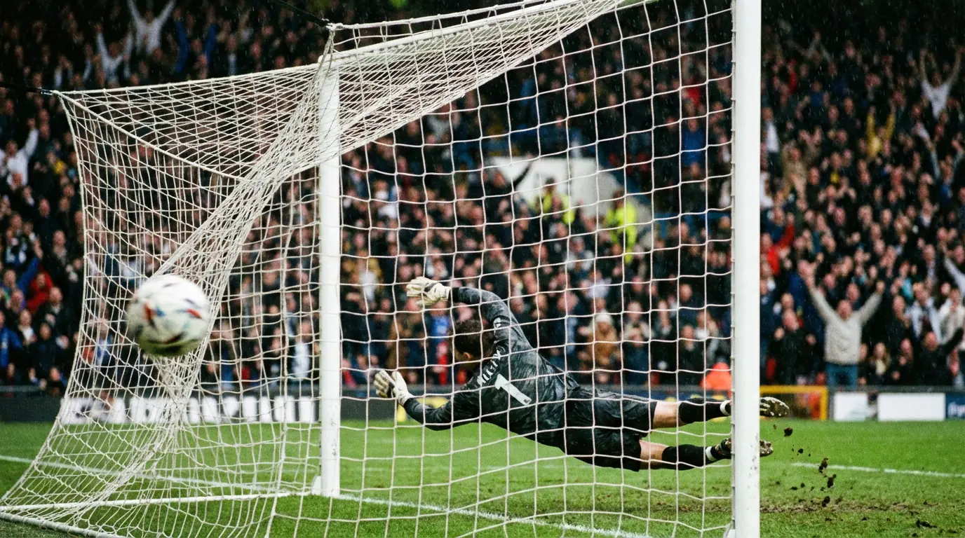 Pallone da calcio che entra in rete durante una partita ad alto punteggio